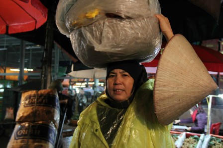 Muôn cảnh “oằn mình” mưu sinh trong đêm rét buốt